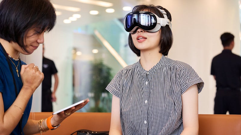 A cheaper and lighter Apple Vision Pro successor is happening